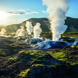 Das Bild zeigt eine grüne Landschaft mit heißen Quellen und erinnert damit an Erdwärme.