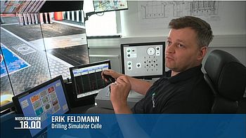 Der Bediener des Tiefbohrsimulators im Gespräch