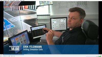 Der Bediener des Tiefbohrsimulators im Gespräch